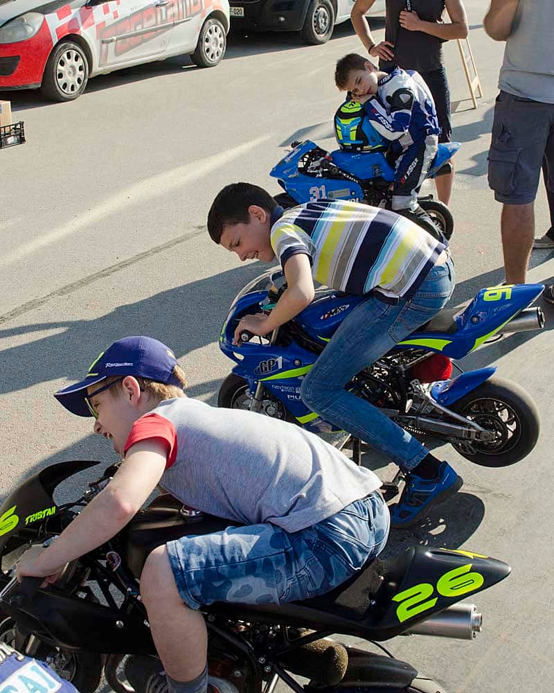 Mladi minimoto dirkači se veselijo po koncu dirke